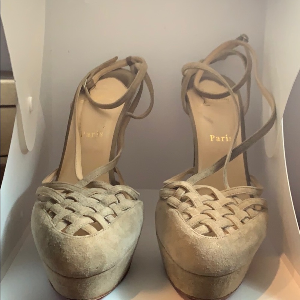 Tres francaise suede Christian louboutin